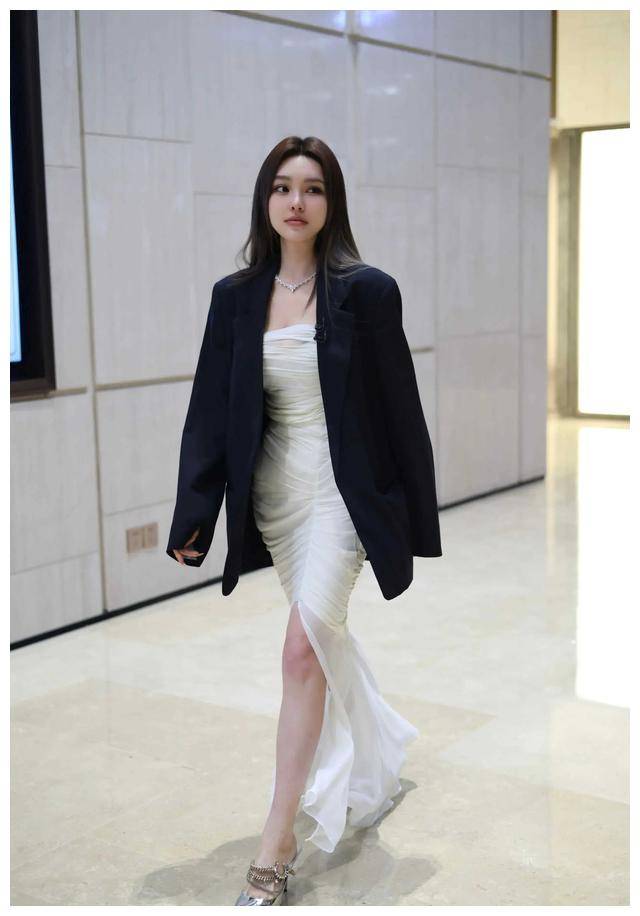 周扬青穿黑色西装白裙登陆浪姐5曼妙身姿展示引无数目光