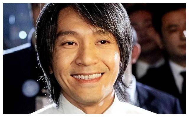 周星驰邀请赵丽娜李佳悦合影新作照片曝光引热议