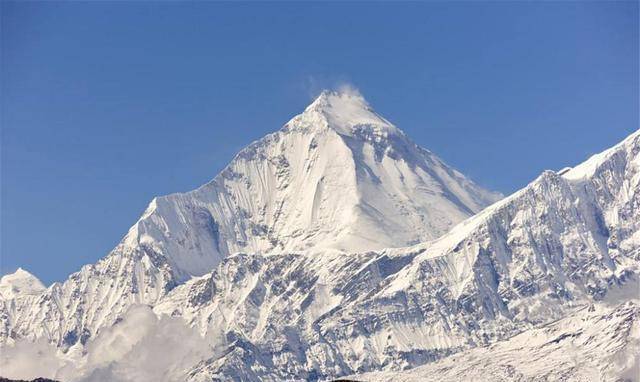 原创登顶珠峰的指路标283具尸体和45吨垃圾12吨粪便