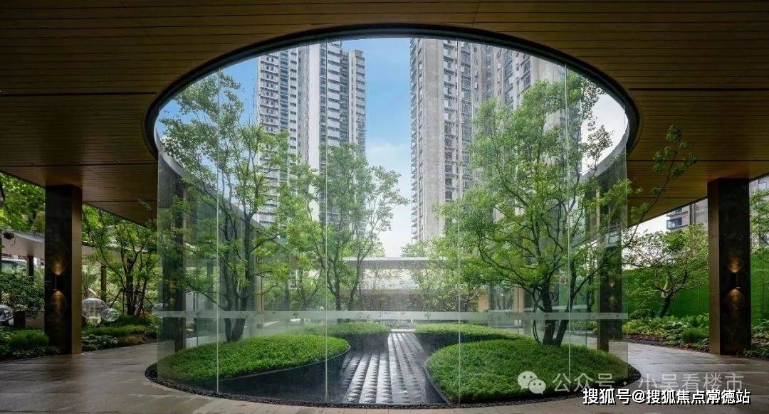 泳池参考三亚奢华酒店edition,四周种植银海枣,红花玉蕊等热带植物,别