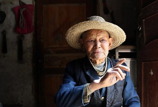 102岁老人抽烟喝酒不运动却说长寿很简单只需做好这4件事