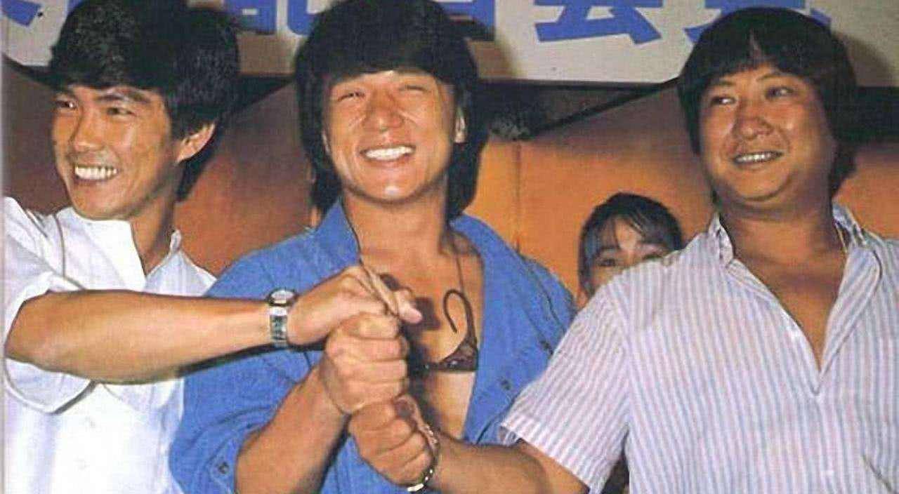 第一次剪短发险些丧命,干爹立下两条规矩,成龙一生不剪短发_头发_时候