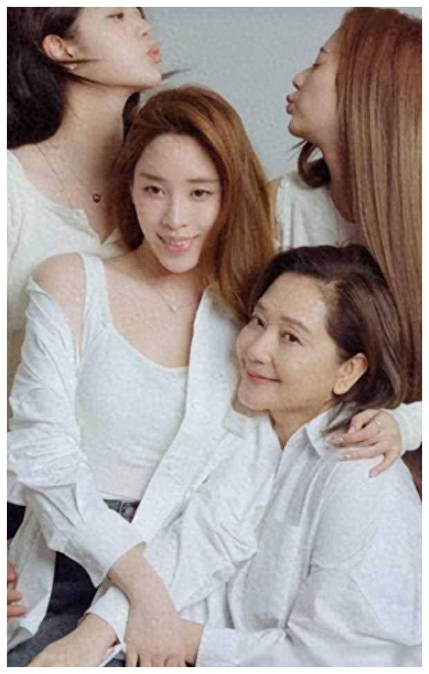 欧阳娜娜家人同框,清纯迷人白色针织衫,纯美一瞬._家庭_生活_情感