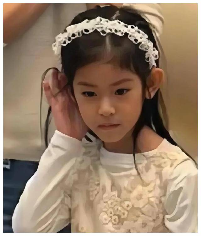 小海豚神奇亮相美丽基因传承霍建华林心如女儿震撼登场