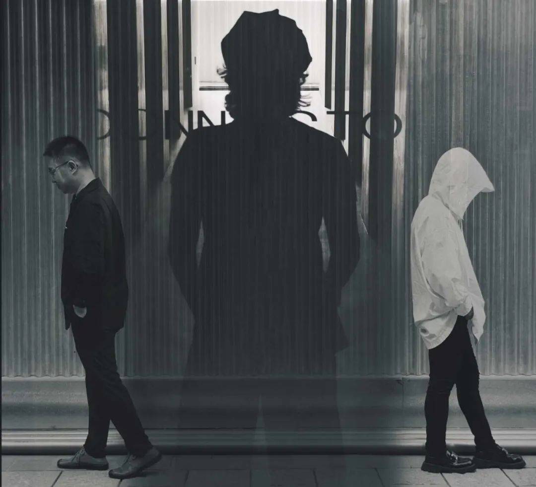 底片上进行多次曝光,将不同的画面叠加在一起,形成一种全新的视觉效果