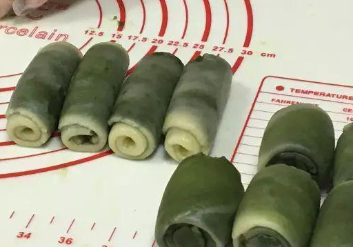 (右边为第二次卷好的效果)7,把酥皮对半切开,一分为二,注意力度,下刀