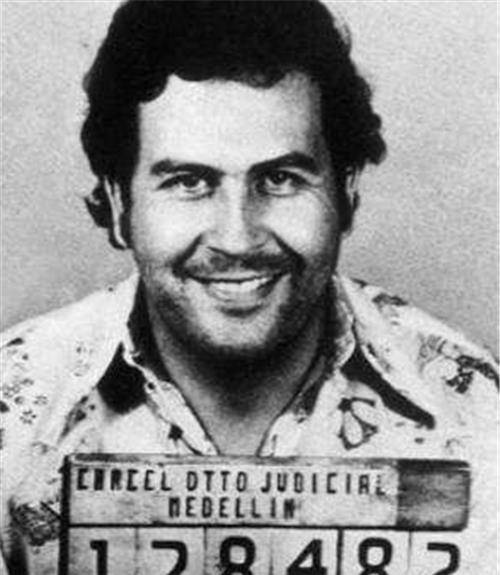 原创最嚣张的毒王警察都不敢查他拥有4万马仔跻身世界七大富豪