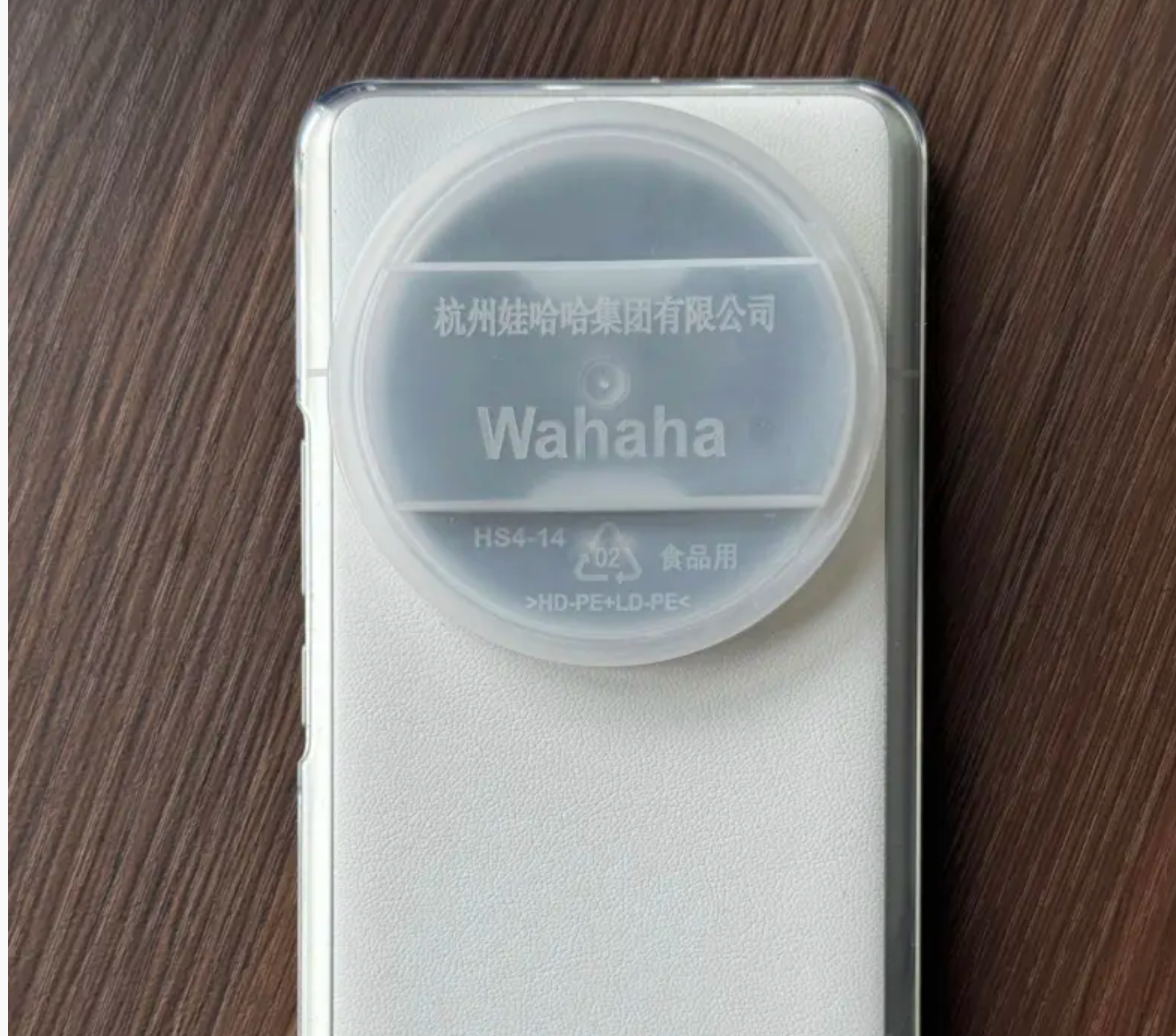 不仅如此,也有人用泰奇食品的给小米14 ultra上了保护盖子,估计后方会