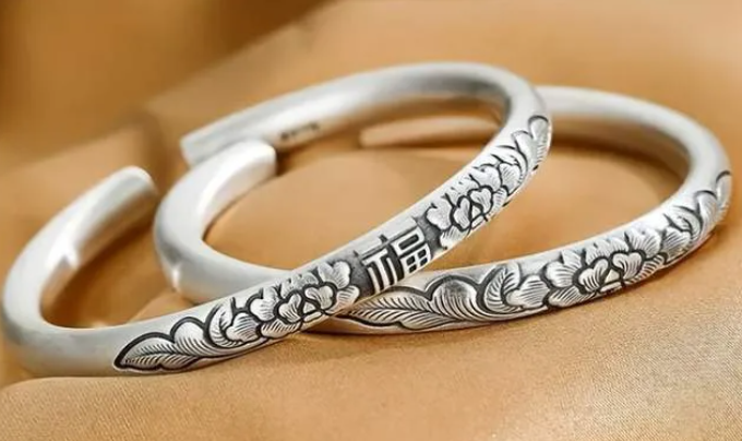 原创你还天天戴银手镯吗看完赶紧摘下来别再马虎了早知道早好