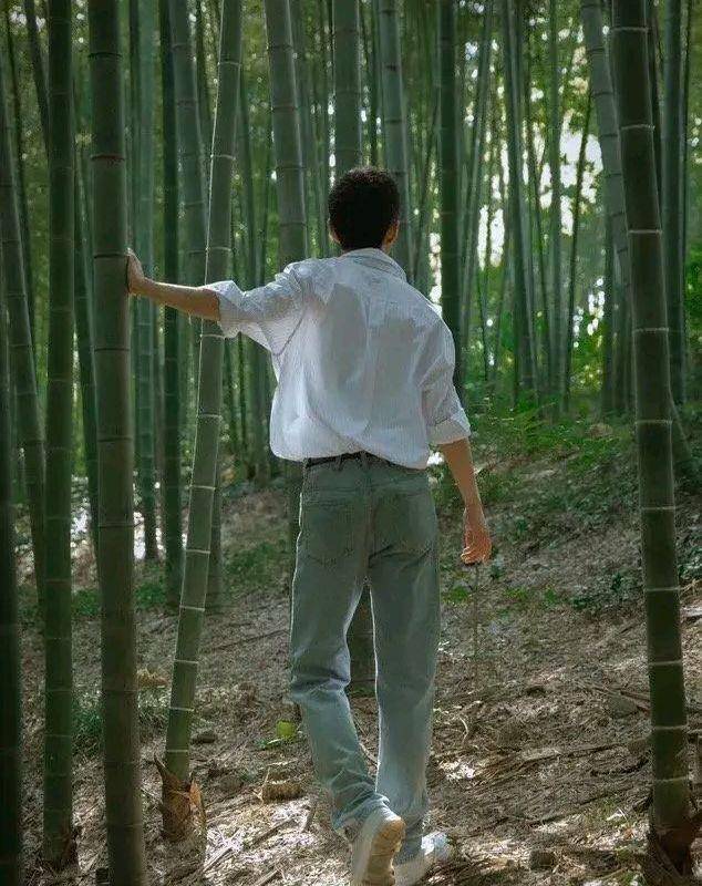 原创肖战再现怼脸拍摄是竹林中漫步的翩翩少年也是爱玩耍的小朋友