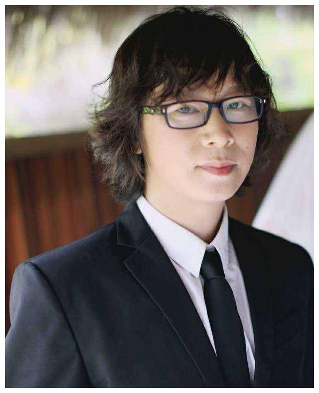 另一位娘娘张雅萌与肯叔的婚姻充满了甜蜜与幽默,两人活泼幽默地展现