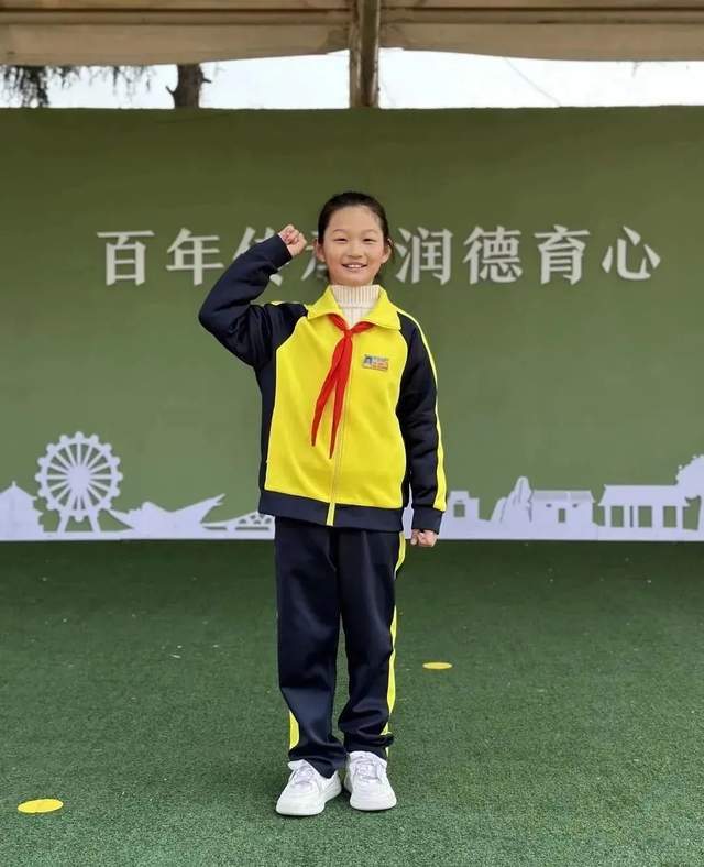 青岛西海岸新区灵山卫小学举行了"植树添绿正当时"主题升旗仪式