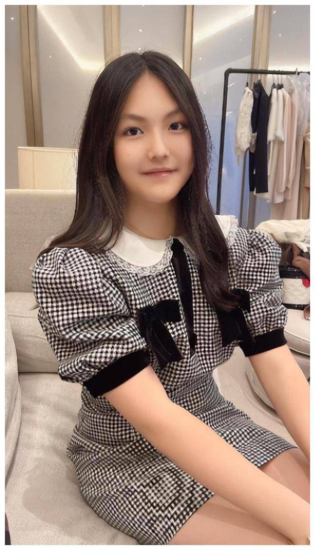 李湘女儿15岁重回英国长发成熟喜相逢与童年模样截然不同