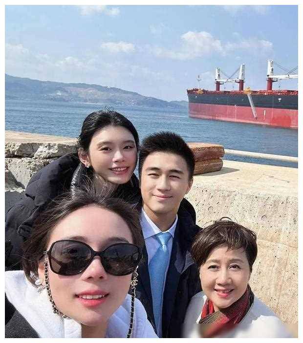 原创何猷君奚梦瑶一家参加新船下水仪式赌王四太心情大好