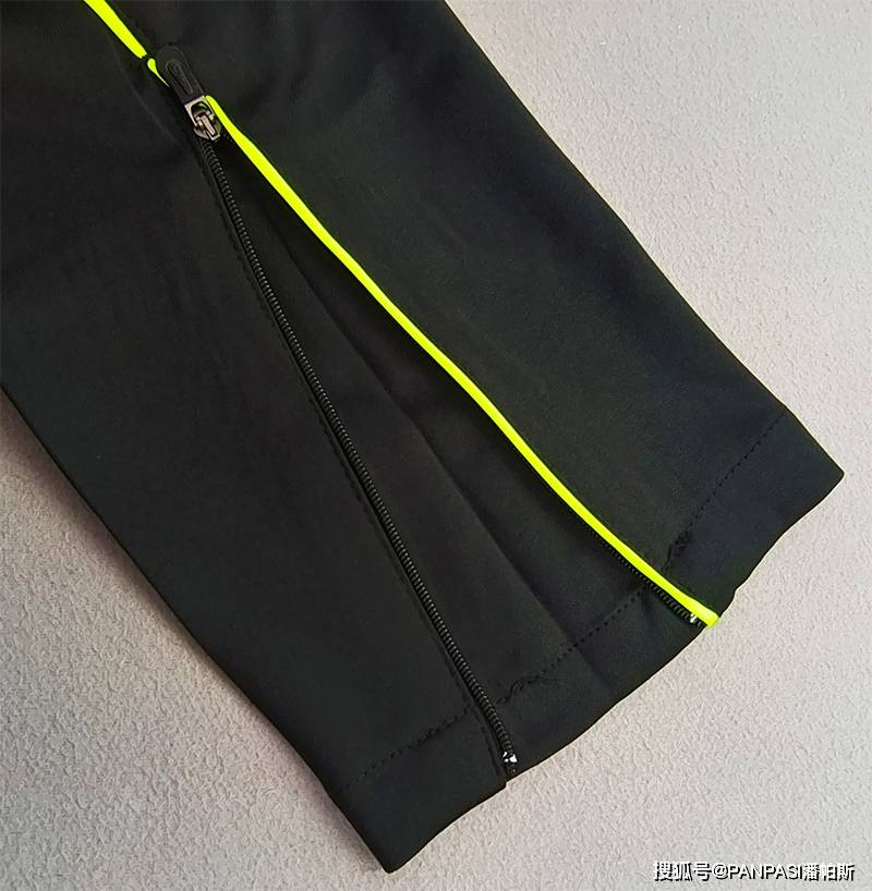 脖领带品牌标志包领条,裤子松紧带内里采用包布细节处理,有效减少线头