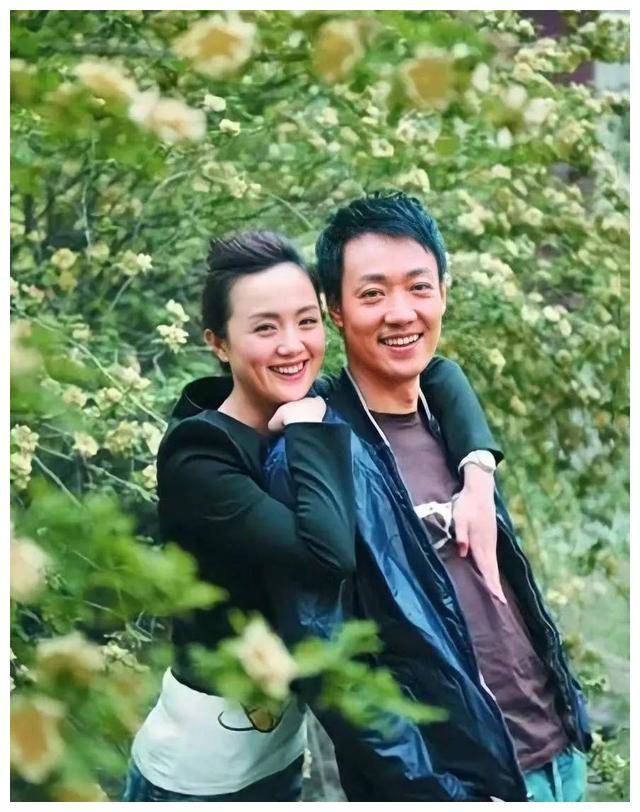 原创辛柏青一家三口澳洲游朱媛媛气质出众女儿高挑美丽