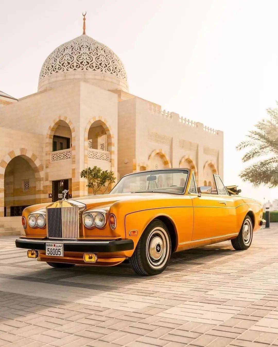 一部金色的劳斯莱斯corniche敞篷车 值得欣赏