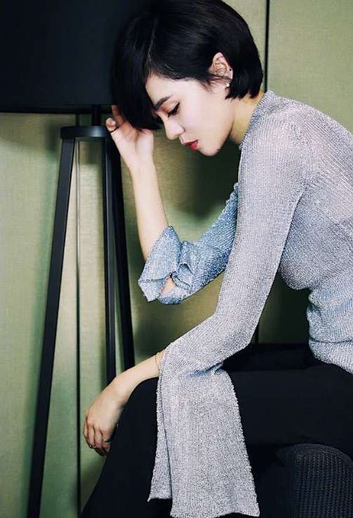 原创郁可唯优雅亮相某活动轻薄紫衣隐现黑色衣服她的侧脸好美