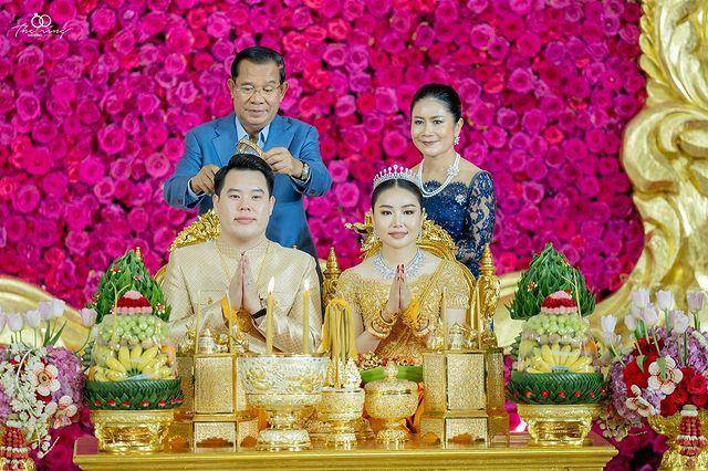 作为柬埔寨超级富商的小儿子,新郎和新娘在婚礼上换了好几套传统服饰