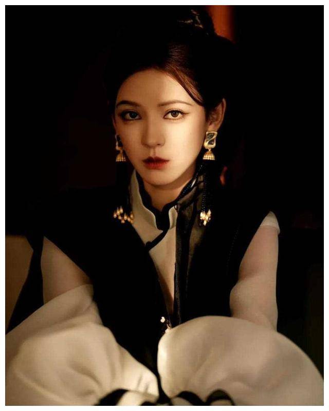 张予曦演绎香槟吊带裙,龚俊粉丝倡导拒绝演出,《暗河传》_阵容_话题