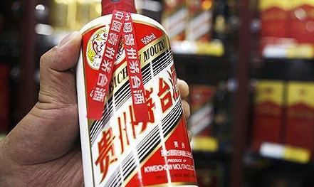 茅台酒不仅价格非常的昂贵,而且因为上过国宴,所以很多人都把它称之为