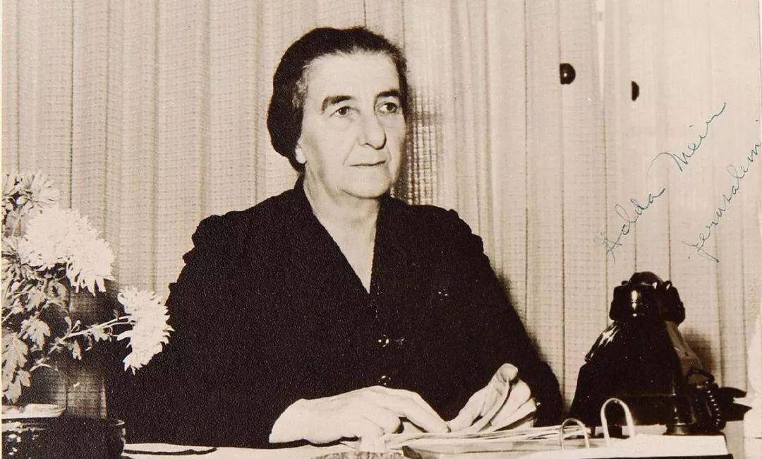 首先,梅厄夫人飞到了老美,这地方到处都是有钱的犹太人,因为这帮人在