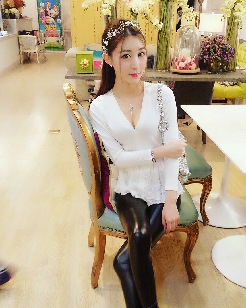 原创贴身的皮裤可以成就魔鬼身材爱自拍的姑娘很有必要来条