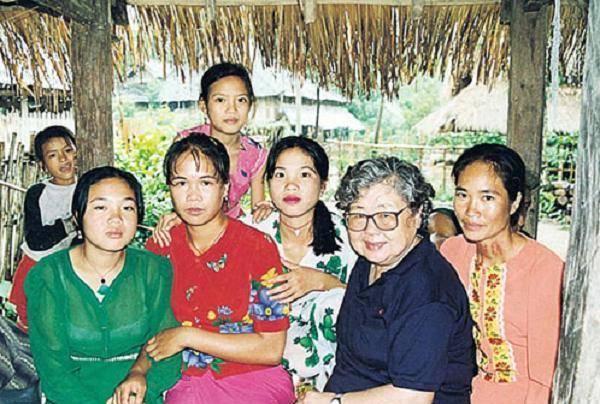 在李恒英24岁从上海一家医学院毕业后,第二年就去了美国约翰霍普金斯