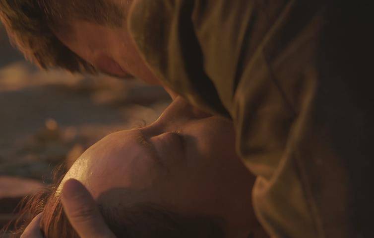 第二集开头,高伟光直接给陈数来了一手人工呼吸,简直就是辣眼睛.