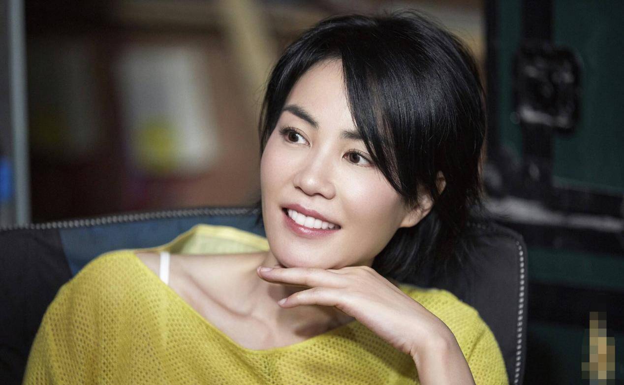 原创王菲成鲜肉收割机与好友相约喝酒唱歌身旁神秘男子长相出众