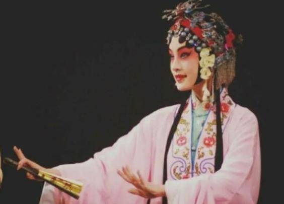 李沁曾被国家秘密培养的人才却转行挤进娱乐圈理由令人感慨