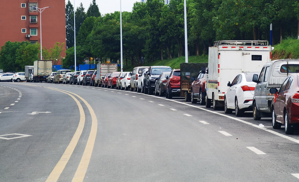 均已上线"智慧停车"平台,实施道路临时泊位停车收费管理以缓解停车难