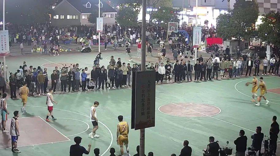 近日19时许,塘厦清湖头广场篮球场上,一场球赛正热火朝天地进行着