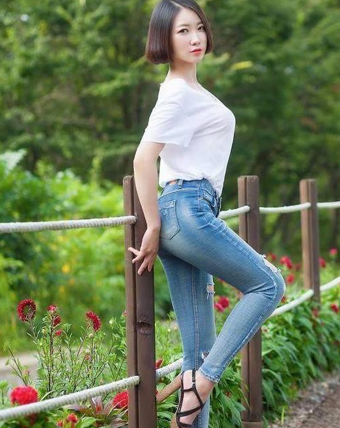 原创简约雅致的牛仔裤展现出美女婀娜多姿的身材尽显独特魅力