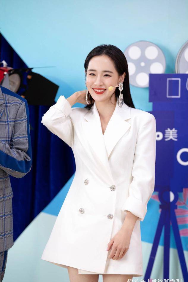 38岁王智一身粉色长裙时尚妩媚不失优雅颦笑间满满仙女气