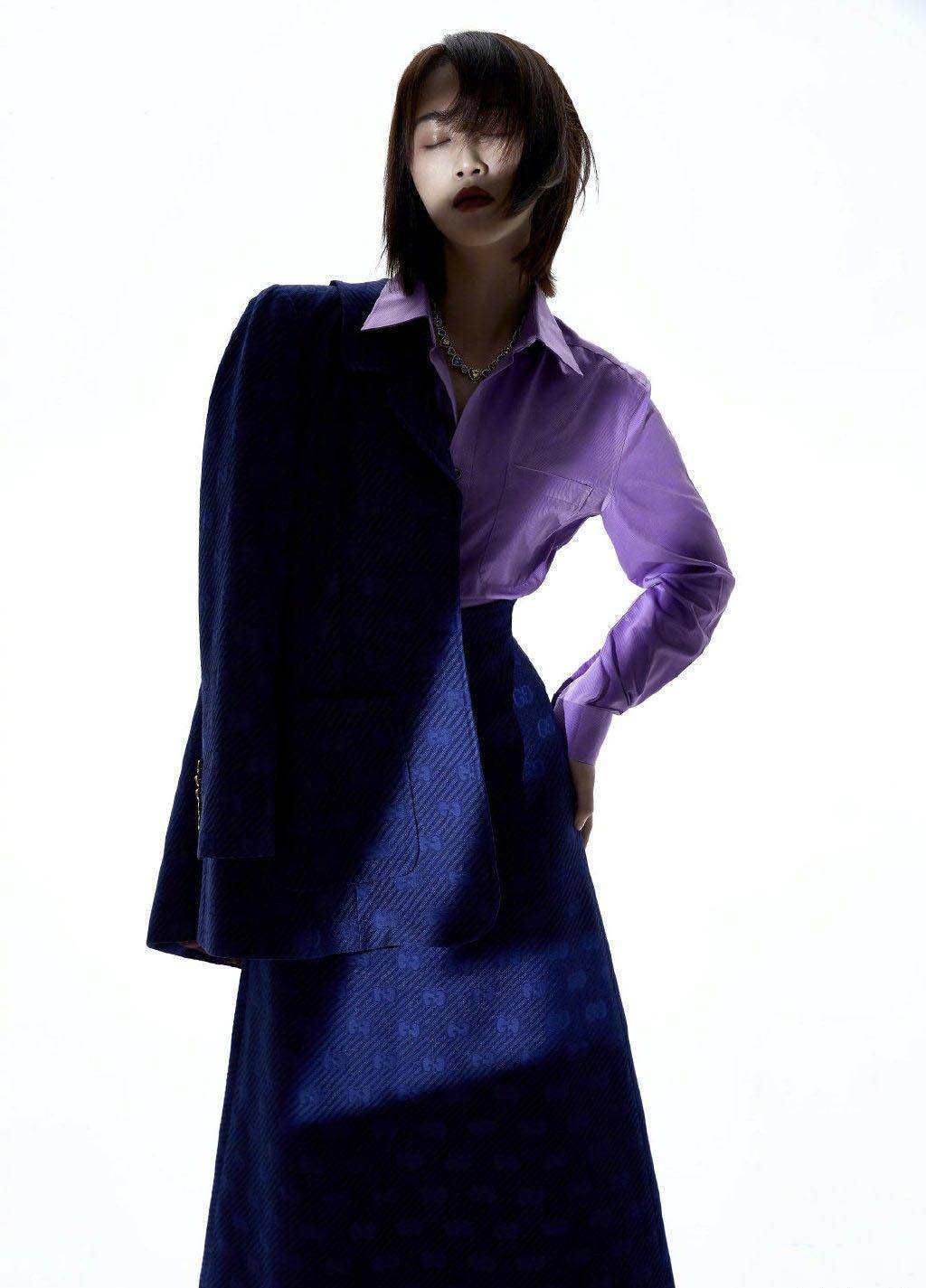 蓝盈莹最新杂志照穿紫色衬衫搭深蓝西服套装裙干练职场风
