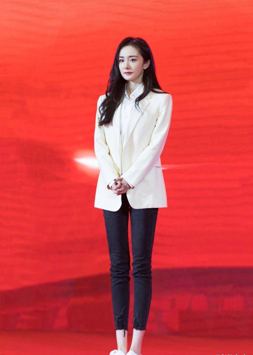 穿小白鞋,干练又帅气,长发披肩,攻