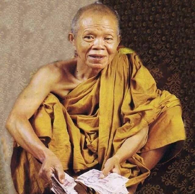 原创泰国高僧龙婆坤一生捐款60亿泰铢活了92岁送葬队伍长16公里