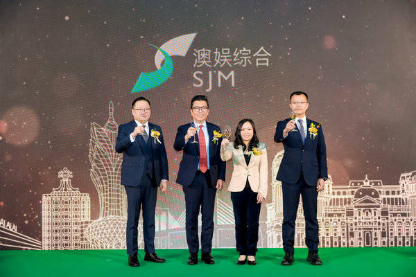 部助理副总裁余凯儿女士(右二),葡京酒店营业总监陈朗欣先生(左一)