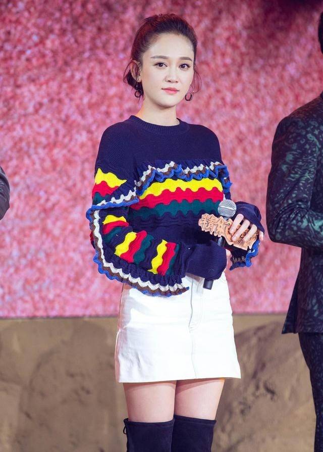陈乔恩结婚后带火了一种新穿法毛衣短裙长筒靴时髦又减龄