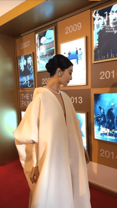 原创香港这一夜躲过了赵丽颖蒋勤勤我却被42岁劣迹艺人惊艳了