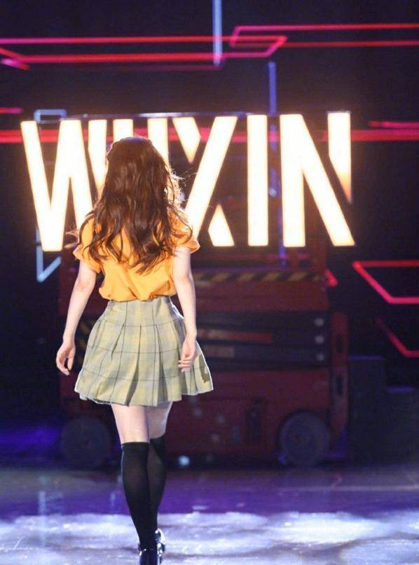 原创吴昕女团舞首曝光穿超短裙配t恤首次惊艳美少女背影华丽逆袭