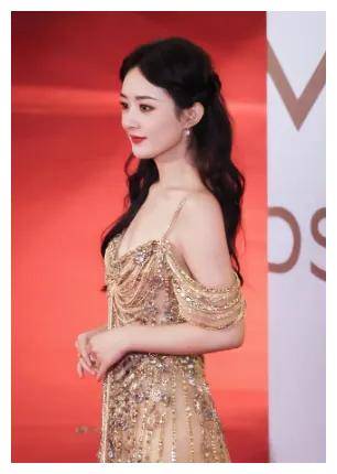 杰出女演员赵丽颖荣膺亚洲电影大奖绽放在华丽红毯上