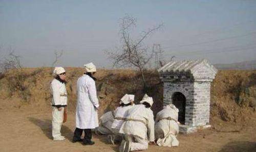 因为民国是一个新旧交替的时代,很多地方,家族还没有完全接受新思想.