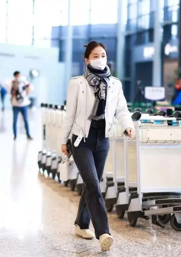 原创王子文气质绝了穿奶奶西装配大妈丝巾看似老土却意外高级