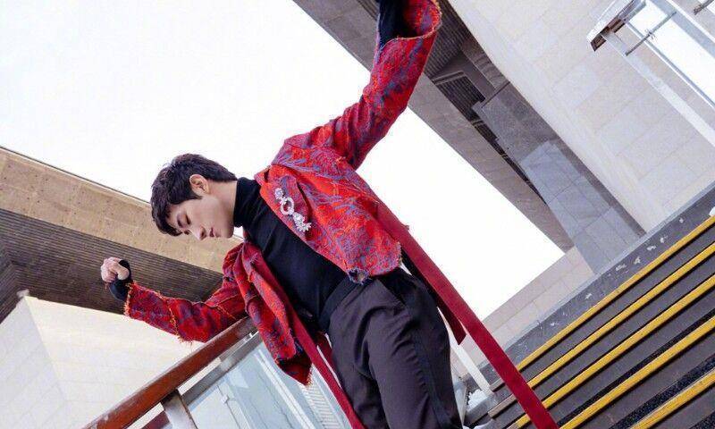 原创李治廷餐厅为混血女友盛汤家人陪同外貌高冷的他竟如此暖男