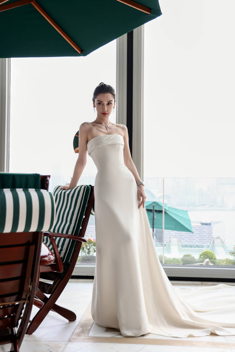 此次亮相的杨颖,身着一袭精心设计的白色抹胸长裙,这款礼服如同童话中