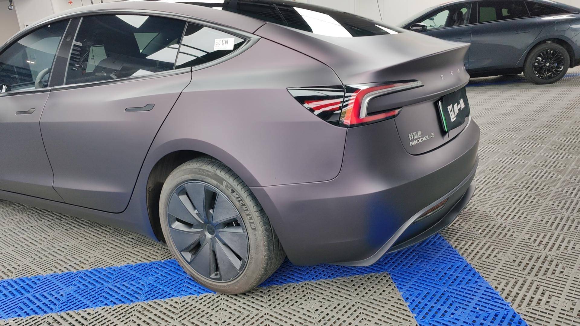 特斯拉 model 3改色膜一姐超哑黑幻紫,遇水变色的神秘梦幻色彩