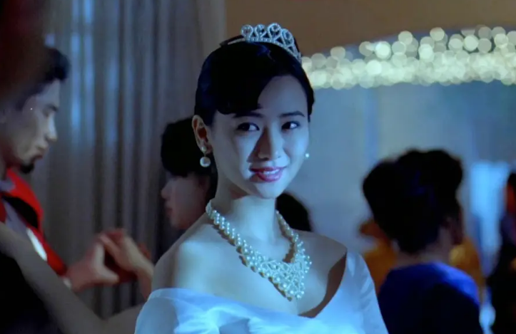 1993年,她与"新宝影业"合作,拍摄了犯罪题材的电影作品《挡不住的风情