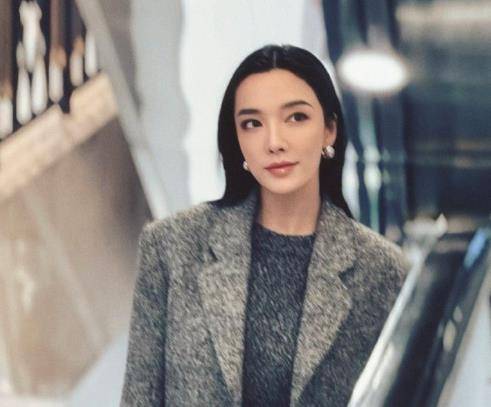 她是王励勤前女友分手后3年内嫁2富豪现已生娃37岁容颜靓丽